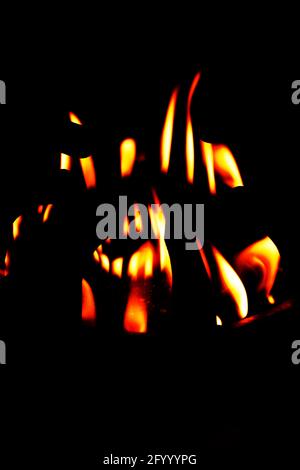 Helle Feuerflammen mit schwarzem Hintergrund Stockfoto