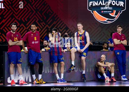 Köln, Deutschland. Mai 2021. Basketball: Euroleague, Final Four, Final, Anadolu Efes Istanbul - FC Barcelona. Die Spieler des FC Barcelona sehen sich die Preisverleihung an. Quelle: Marius Becker/dpa/Alamy Live News Stockfoto