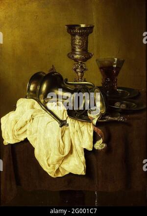 Stillleben. Stillleben in der Ecke eines Tisches: Zinnkrug und Teller mit geschälter Zitrone, Messer und Oliven, ein Birkenmorgen mit Wein und ein silberner Showcock. Stockfoto