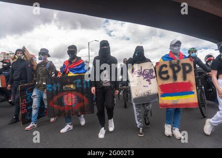 Frontmann schützt sich in Bogota mit Schilden Stockfoto