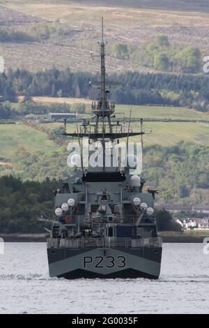 HMS Tamar (P233), ein Patrouillenschiff der Batch 2 River-Klasse, das von der Royal Navy in seinem kürzlich angewandten Tarnschema vor Greenock auf dem Firth of Clyde betrieben wird. Stockfoto