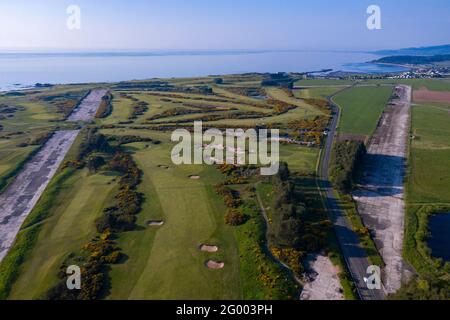 Turnberry, Schottland, Großbritannien. Mai 2021. IM BILD: Drohnenaufnahme des Trump Turnberry Golf Resort unter der heißen Nachmittagssonne. Die Einschränkungen wurden aufgehoben, sodass das Hotel wieder geöffnet werden kann, sodass Touristen eine Runde Golf spielen können. Der ehemalige US-Präsident Donald Trump schuldete dem Hotel und dem Golf Resort, der an seinen Sohn Eric Trump überging, als sein Vater im Weißen Haus sein Amt antrat. Pic Credit: Colin Fisher/Alamy Live News Stockfoto