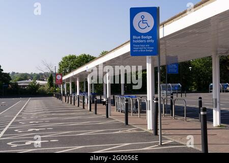 Blauer Parkplatzausweis im Tesco Supermarkt, England Stockfoto