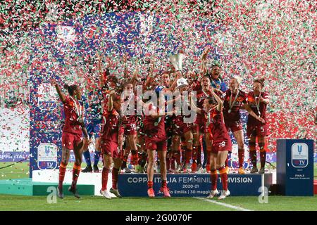 Sassuolo, Italien, 30. Mai 2021. ROMA-Spieler und -Mitarbeiter feiern mit der Trophäe nach dem Elfmeterschießen im Finale der Coppa Italia Femminile im Mapei Stadium - Cittˆ del Tricolore, Sassuolo. Bildnachweis sollte lauten: Jonathan Moscrop / Sportimage Stockfoto