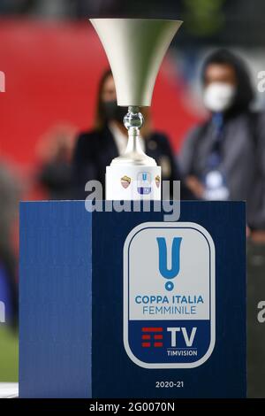 Sassuolo, Italien, 30. Mai 2021. Die Trophäe Coppa Italia sitzt auf ihrem Podest und wartet darauf, von den Gewinnern beim Finale der Coppa Italia Femminile im Mapei Stadium - Cittˆ del Tricolore, Sassuolo, abgeholt zu werden. Bildnachweis sollte lauten: Jonathan Moscrop / Sportimage Stockfoto