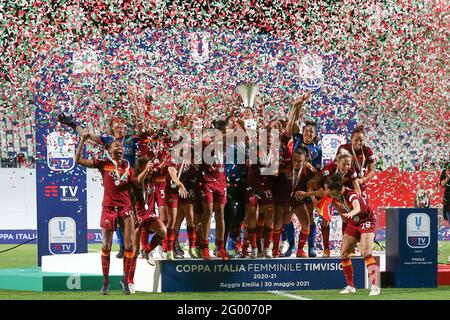 Sassuolo, Italien, 30. Mai 2021. ROMA-Spieler und -Mitarbeiter feiern mit der Trophäe nach dem Elfmeterschießen im Finale der Coppa Italia Femminile im Mapei Stadium - Cittˆ del Tricolore, Sassuolo. Bildnachweis sollte lauten: Jonathan Moscrop / Sportimage Stockfoto