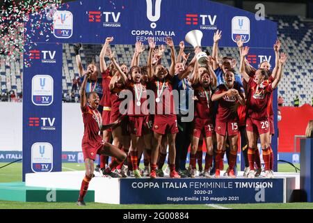 Sassuolo, Italien, 30. Mai 2021. ROMA-Spieler und -Mitarbeiter feiern mit der Trophäe nach dem Elfmeterschießen im Finale der Coppa Italia Femminile im Mapei Stadium - Cittˆ del Tricolore, Sassuolo. Bildnachweis sollte lauten: Jonathan Moscrop / Sportimage Stockfoto