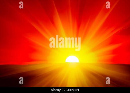Dämmerung Sonne mit großen Strahlen . Fantastischer Sonnenuntergang Stockfoto