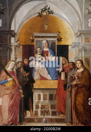 Madonna mit Kind mit den hl.Katharina, Franz von Assisi, Johannes dem Täufer, Johannes dem Evangelisten, Antonius von Padua und Maria Magdalena. Maria mit Kind und Heiligen. Kircheninterieur mit der Mitte Mariens mit dem Christuskind und einem Buch auf einem erhöhten Thron. Links die Heiligen Catharina, Franziskus und Johannes der Täufer. Rechts die Heiligen Maria Magdalena, Antonius von Padua und Johannes de Evangelist. Auf der Treppe vor dem Thron befindet sich eine Glasvase mit ein paar Blumen, an den Ecken des Thrones hängen Traversen mit Früchten. Stockfoto