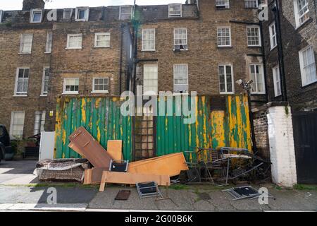 Fliegenkippen auf der Straße von London, England. Illegales Abladen auf der Straße, schmutzige Stadtstraße. Schlechte Verwaltung der Stadtstraße. Armut. Stockfoto