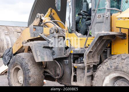 Große Planierraupe hinten und links. Schmutzige gelbe Bulldozer Nahaufnahme mit offenem Fahrerhaus. Stockfoto