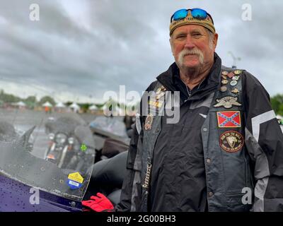 Washington, District of Columbia, USA. Mai 2021. Der pensionierte Veteran Thelbert Lanier fuhr mit seinem Motorrad von Texas nach Washington, DC, um an der jährlichen Rolling to Remember Ride teilzunehmen und das Vietnam Veterans Memorial zu besuchen, um seine Mitschüler zu ehren, deren Namen auf der Mauer stehen. Quelle: Sue Dorfman/ZUMA Wire/Alamy Live News Stockfoto