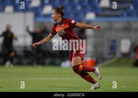 Sassuolo, Italien, 30. Mai 2021. Vanessa Bernauer von AS Roma feiert, nachdem sie beim Coppa Italia Femminile Final-Spiel im Mapei Stadium - Cittˆ del Tricolore, Sassuolo, den siegreichen Punktstoß erzielt hat. Bildnachweis sollte lauten: Jonathan Moscrop / Sportimage Stockfoto