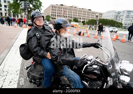 Washington, USA. Mai 2021. Am 30. Mai 2021 nehmen die Menschen an der Rolling Thunder Motorradfahrt in Washington, DC, USA, Teil. Motorradfahrer kamen am Sonntag in die Hauptstadt der USA, um an der jährlichen Rolling Thunder-Motorradtour zum Gedenken an den Memorial Day teilzunehmen. Quelle: Liu Jie/Xinhua/Alamy Live News Stockfoto