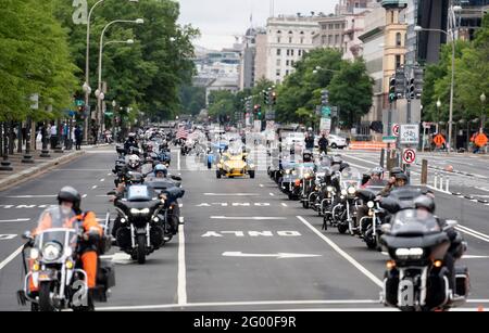 Washington, USA. Mai 2021. Am 30. Mai 2021 nehmen die Menschen an der Rolling Thunder Motorradfahrt in Washington, DC, USA, Teil. Motorradfahrer kamen am Sonntag in die Hauptstadt der USA, um an der jährlichen Rolling Thunder-Motorradtour zum Gedenken an den Memorial Day teilzunehmen. Quelle: Liu Jie/Xinhua/Alamy Live News Stockfoto