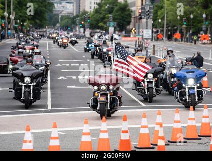 Washington, USA. Mai 2021. Am 30. Mai 2021 nehmen die Menschen an der Rolling Thunder Motorradfahrt in Washington, DC, USA, Teil. Motorradfahrer kamen am Sonntag in die Hauptstadt der USA, um an der jährlichen Rolling Thunder-Motorradtour zum Gedenken an den Memorial Day teilzunehmen. Quelle: Liu Jie/Xinhua/Alamy Live News Stockfoto