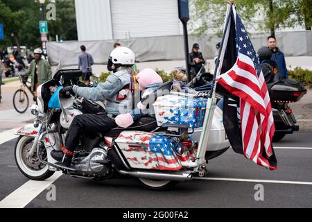 Washington, USA. Mai 2021. Ein Motorradfahrer nimmt am 30. Mai 2021 an der Rolling Thunder-Motorradfahrt in Washington, DC, USA, Teil. Motorradfahrer kamen am Sonntag in die Hauptstadt der USA, um an der jährlichen Rolling Thunder-Motorradtour zum Gedenken an den Memorial Day teilzunehmen. Quelle: Liu Jie/Xinhua/Alamy Live News Stockfoto