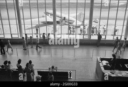 Besucher beobachten Flugzeuge durch das Fenster des Hauptwarterraums auf dem städtischen Flughafen in Washington, DC, Juli 1941 Stockfoto