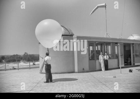 Vorbereitung auf die Entsendung des Wetterballons am Wetterbüro des städtischen Flughafens in Washington, DC, Juli 1941 Stockfoto