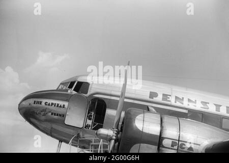 Gepäckverladung in einem Flugzeug auf dem städtischen Flughafen in Washington, DC, Juli 1941 Stockfoto