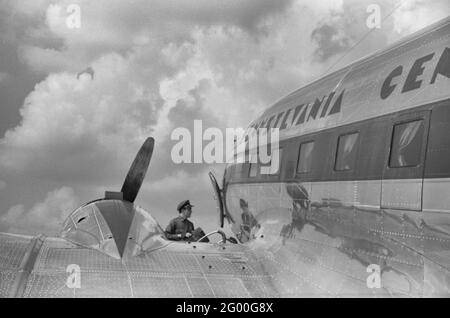 Gepäckverladung in einem Flugzeug auf dem städtischen Flughafen in Washington, DC, Juli 1941 Stockfoto