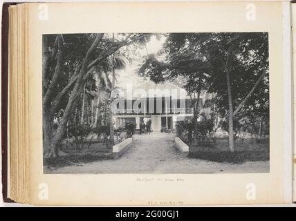 Porträt von Albert Glaser vor seinem Haus, Long Cat Sumatra. Stockfoto