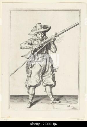 Soldat, der Pulver aus seiner Muskete bläst; Waffenhandhe van Roers Musquettes und die Splies. Ein Soldat, für Füße, der mit beiden Händen eine Muskete (eine bestimmte Art von Feuerwaffe) an seinem Mund hält und darüber bläst, um aus dem Pulver aus der Pfanne (dem Pulverbehälter) zu steigen. In seiner linken Hand außer dem Verlauf der Muskete auch ein Feuerrekader (Musketgabel) und ein brennender Docht. Dieser Druck ist Teil der Serie von 43 nummerierten Abzügen von Musketieren aus der Waffenoper. Stockfoto