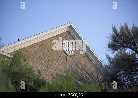 Aufnahme eines alten Gebäudes aus Ziegelsteinen mit einem dreieckigen Dach. Stockfoto