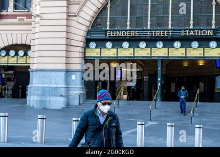 Die Straßen um die Flinders Street Station sind während der letzten Coronavirus-Sperre leer. Stockfoto