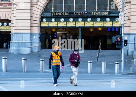 Die Straßen um die Flinders Street Station sind während der letzten Coronavirus-Sperre leer. Stockfoto