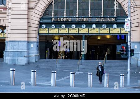 Die Straßen um die Flinders Street Station sind während der letzten Coronavirus-Sperre leer. Stockfoto