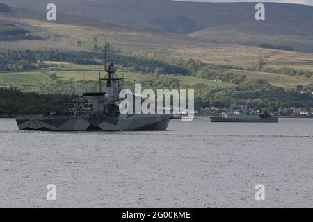 HMS Tamar (P233), ein Patrouillenschiff der Batch 2 River-Klasse, das von der Royal Navy in seinem kürzlich angewandten Tarnschema vor Greenock am Firth of Clyde betrieben wird, neben dem Minenjäger der Royal Navy HMS Blyth (M111). Stockfoto