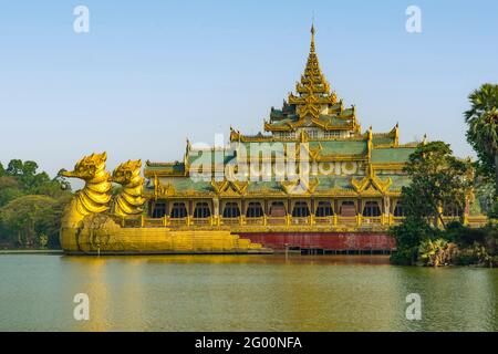 Karaweik Royal Barge, Kandawgyi See, Yangon, Myanmar Stockfoto