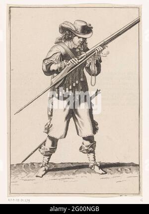 Soldat, der Pulver aus seiner Muskete bläst, ca. 1645. Ein Soldat, für Füße, der eine Muskete (eine bestimmte Art von Feuerwaffe) mit beiden Händen hält und darüber bläst, möglicherweise außerhalb der Pfanne (das Pulverreservoir) gefallenes Pulver abzusteigen. In seiner linken Hand außer dem Verlauf der Muskete auch ein Feuerreduter (Musketgabel) und ein brennender Docht, ca. 1645. Auf der Rückseite mit französischem Text bedruckt. Frei zu Platte 20 in der Anleitung zum Umgang mit der Muskete in der Waffenoper von J. de Gheyn. Warnesses um 1600. Stockfoto