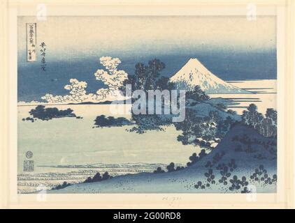 Shichiri-GA-Hama Strand in der Provinz Sagami; Soshu Shichiri-GA-Hama; 36 Gesichter auf dem Fuji Berg; Fuji Sanjurokkei. Blick auf einen bergigen Küstenstreifen mit Bäumen und Häusern auf dem Wasser; der schneebedeckte Berg Fuji im Hintergrund. Stockfoto