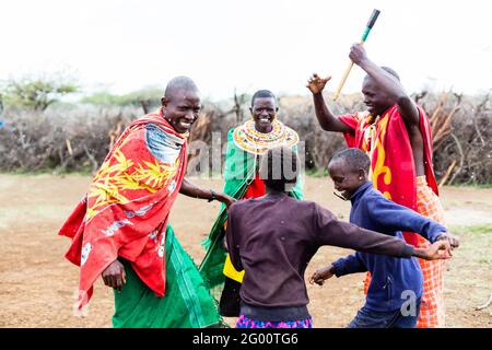 Massai Familie feiern und tanzen Stockfoto