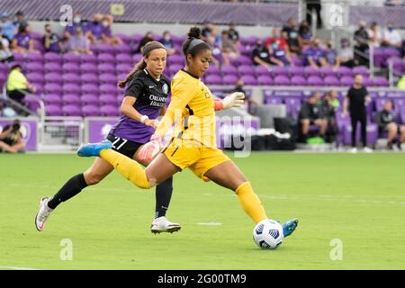 Orlando, Usa. Mai 2021. Abby Smith (1 Kansas City) schießt den Ball schnell vom Tor weg, während Chelsee Washington (27 Orlando Pride) während des Spiels der National Women's Soccer League zwischen Orlando Pride und Kansas City im Exploria Stadium Orlando, Florida, von hinten Druck ausübt. Kredit: SPP Sport Pressefoto. /Alamy Live News Stockfoto