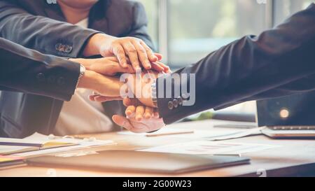 Konzeptpartnerschaft. Gruppe von Fotografen Partner Team mit Händen zusammen vertrauten jedem Freund. Hands Stacked Holding of Business Partners.Trust Stockfoto