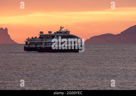 Formentera, Spanien: 2021. Mai 31: Boot von der Transmapi-Insel Formentera im Sommer 2021 mit Es Vedra dahinter. Stockfoto