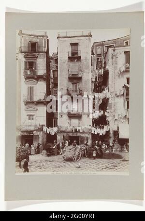 Strada di Santa Lucia in Neapel mit Menschen auf der Straße und Trocknen von Wäsche; P. e 1.A N.O 11316. Napoli - Strada di S. Lucia ... Stockfoto