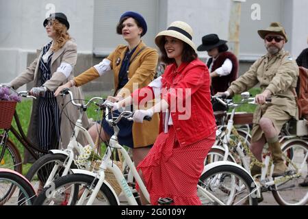 Kiew, Ukraine. Mai 2021. Die Teilnehmer in Vintage-Outfits nehmen an einer Retro-Radparade in Kiew Teil.die jährliche Retro-Radparade im Frühjahr, die im Zentrum der ukrainischen Hauptstadt stattfindet, bringt Fans des Retro-Stils zusammen, einige in Vintage-Kleidung der ersten Hälfte des 20. Jahrhunderts gekleidet, Die an der Fahrradtour, einem Picknick, einem Jazzkonzert und einem Jahrmarkt teilnehmen. Kredit: SOPA Images Limited/Alamy Live Nachrichten Stockfoto