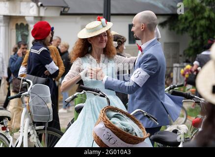 Kiew, Ukraine. Mai 2021. Die Teilnehmer in Vintage-Outfits tanzen während einer Retro-Radparade in Kiew.die jährliche Retro-Radparade im Frühling, die im Zentrum der ukrainischen Hauptstadt stattfindet, bringt Fans des Retro-Stils zusammen, einige in Vintage-Kleidung der ersten Hälfte des 20. Jahrhunderts gekleidet, Die an der Fahrradtour, einem Picknick, einem Jazzkonzert und einem Jahrmarkt teilnehmen. Kredit: SOPA Images Limited/Alamy Live Nachrichten Stockfoto
