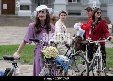 Kiew, Ukraine. Mai 2021. Die Teilnehmer in Vintage-Outfits nehmen an einer Retro-Radparade in Kiew Teil.die jährliche Retro-Radparade im Frühjahr, die im Zentrum der ukrainischen Hauptstadt stattfindet, bringt Fans des Retro-Stils zusammen, einige in Vintage-Kleidung der ersten Hälfte des 20. Jahrhunderts gekleidet, Die an der Fahrradtour, einem Picknick, einem Jazzkonzert und einem Jahrmarkt teilnehmen. (Foto von Pavlo Gonchar/SOPA Images/Sipa USA) Quelle: SIPA USA/Alamy Live News Stockfoto