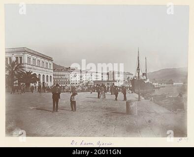 Hafen und Promenade von Ajaccio; der Hafen von Ajaccio. Der Hafen von Ajacio, wo viele Menschen zu Fuß gehen. Auf der linken Seite Gebäude auf der rechten Seite das Wasser des Hafens mit Booten. Stockfoto