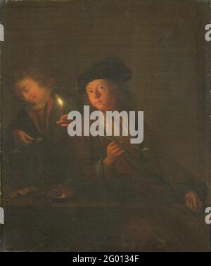 Der Smoker (ein Mann mit einer Pfeife und ein Mann, der ein Getränk in ein Glas gießt). An einem Tisch steht ein junger Mann, der neben einem anderen Mann, der ein Glas bei Licht aus einer Kerze sucht, eine Pfeife raucht. Anhänger von SK-A-370. Stockfoto