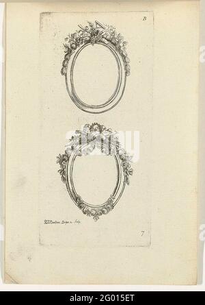 Zwei ovale Bilderrahmen; IIE. Cahier d'ovales et de Medallions pour les bijoux et voitures; Ornamental Designs für Schmuck und Kutschen. Der obere Rahmen ist mit landwirtschaftlichen Geräten, Getreide, Trauben und Rosen verziert. Der untere Bilderrahmen ist mit Waffen, einem Hut, Blumen und Lorbeer verziert. Ornamentdruck aus Serie B. Stockfoto