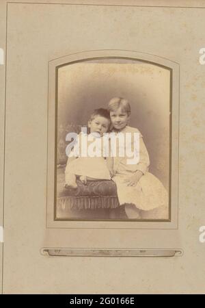 Studioportrait der Jungen an Kessler und Guus Kessler. Stockfoto
