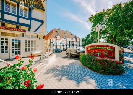 Solvang, California, USA - 29. Mai 2021 Wine Valley Inn Hotel und Straßenblick, Solvang, Santa Barbara County, Kalifornien. Dänische Architektur, p Stockfoto