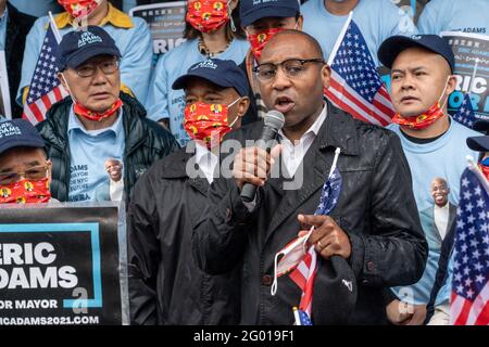 New York, Usa. Mai 2021. Donovan Richards, Präsident von Queens Borough, spricht bei einer Kundgebung zur Unterstützung des Bürgermeisterkandidaten Eric in New York City. Der Bürgermeister von New York City und Präsident von Brooklyn, Eric Adams, erklärte in einem Gespräch mit den asiatisch-amerikanischen New Yorkern seine tiefen Verbindungen zur Gemeinde und versprach, antiasiatische Gewalt zu stoppen, wenn er als Vorsitzender des Rathauses gewählt würde. Kredit: SOPA Images Limited/Alamy Live Nachrichten Stockfoto