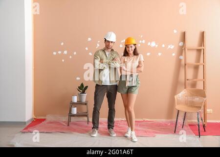 Glückliches junges Paar bei der Reparatur in ihrem neuen Haus Stockfoto